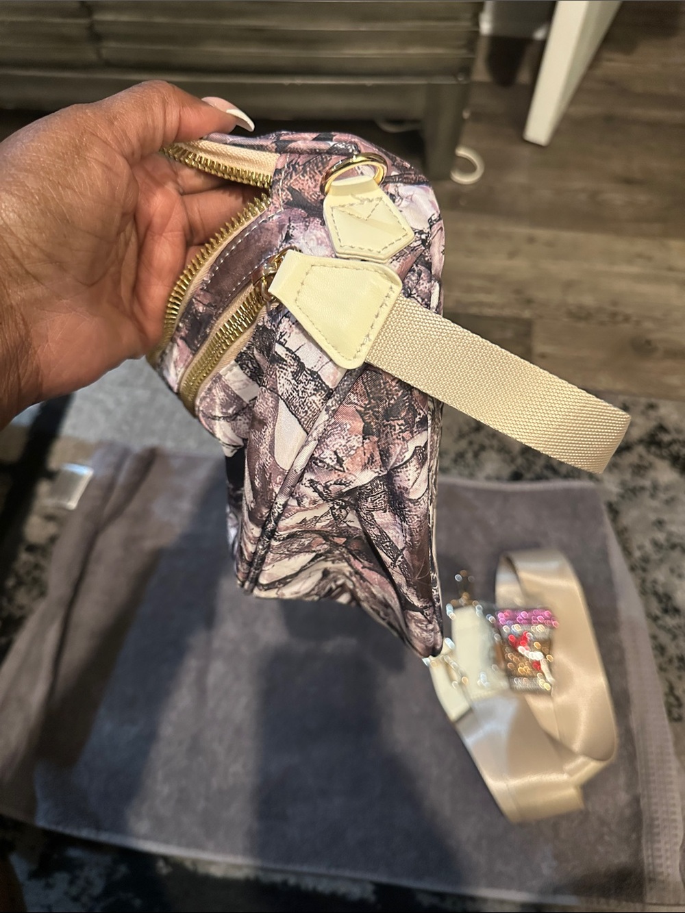 Stylish Pink Marble Crossbody Bag with Gold Zippers - Picture 3 of 4